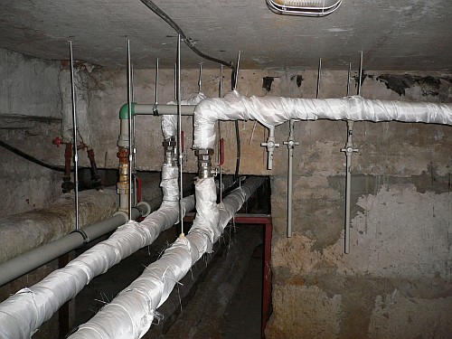 Замена труб холодной, горячей воды (полипропилен) в многоквартирном доме на улице Гертрудес 78, в Центре